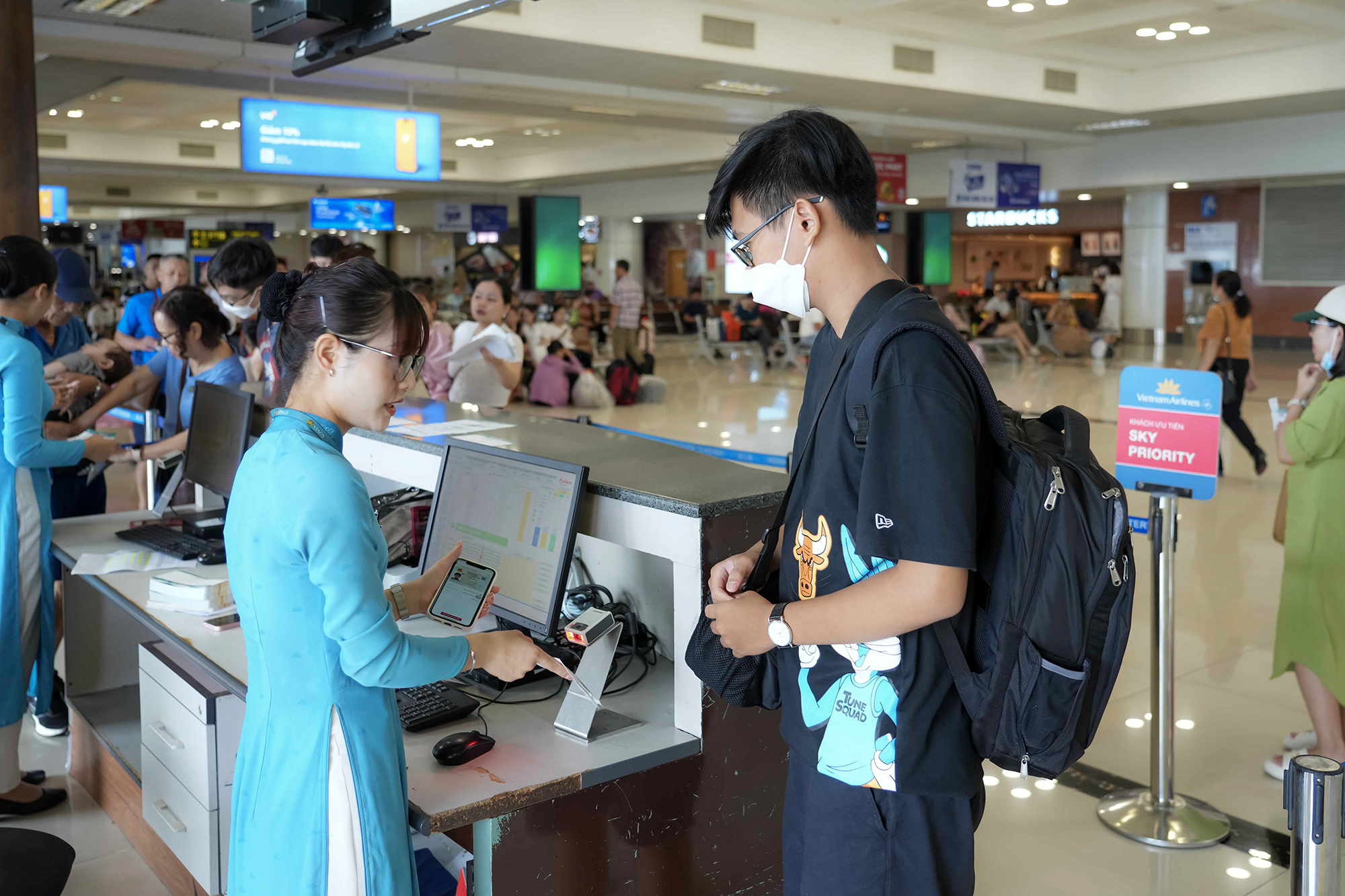 Dùng tài khoản VNeID làm thủ tục đi máy bay: Lưu ý từ Cảng Hàng không mà hành khách cần nắm rõ! - Ảnh 1.