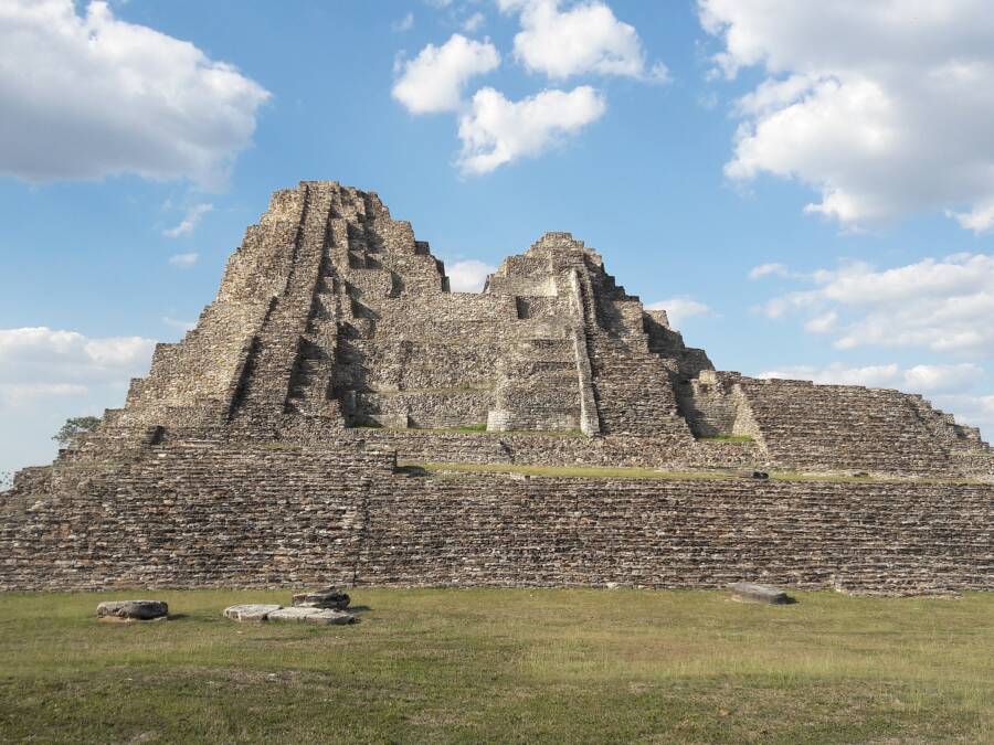 Các nhà khảo cổ ở Mexico phát hiện 13 hộp sọ bí ẩn dưới chân kim tự tháp Maya - Ảnh 3.