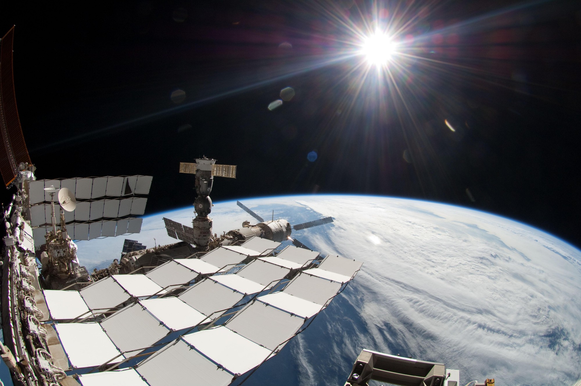 Các phi hành gia trên trạm vũ trụ có thể chứng kiến Mặt Trời mọc và lặn bao nhiêu lần mỗi ngày? - Ảnh 3.