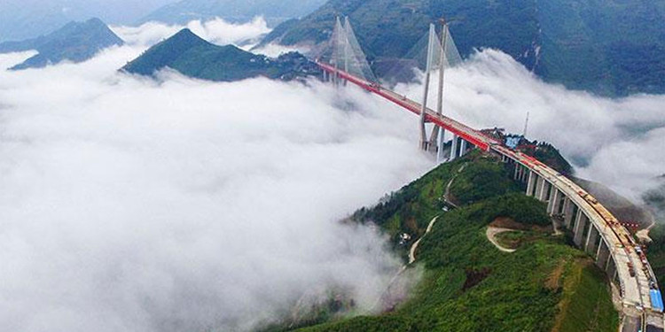 Xây cầu…cao ngang tòa nhà 200 tầng, chi phí khủng lên tới 3,4 nghìn tỷ, Trung Quốc khiến thế giới ngỡ ngàng với công trình ‘đi xuyên mây’ độc đáo - Ảnh 3.