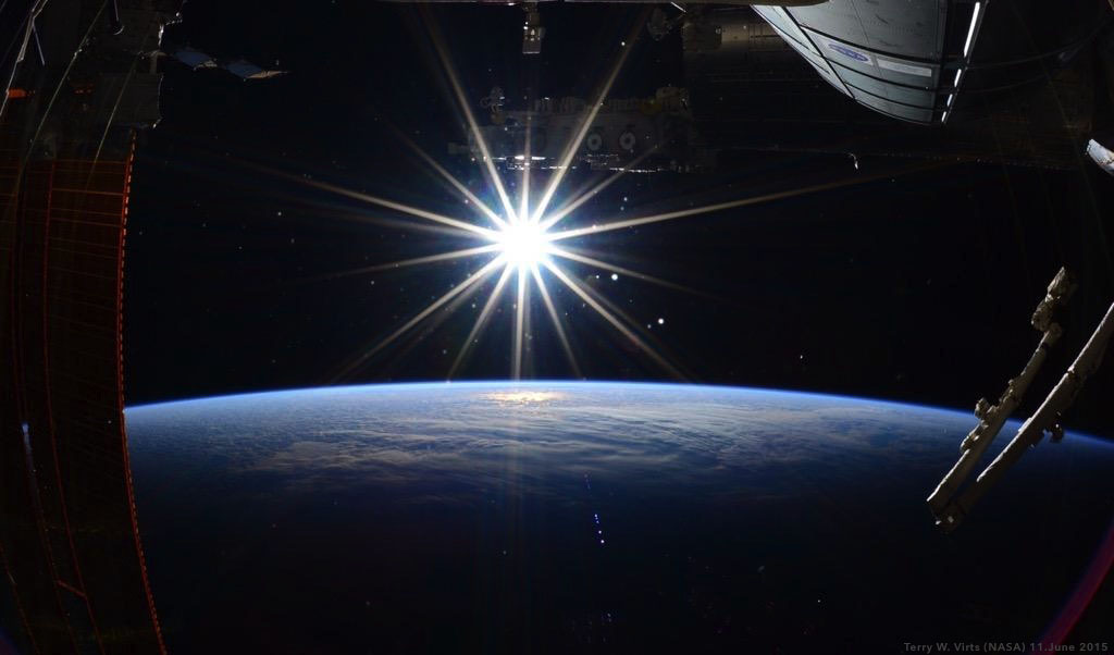 Các phi hành gia trên trạm vũ trụ có thể chứng kiến Mặt Trời mọc và lặn bao nhiêu lần mỗi ngày? - Ảnh 1.