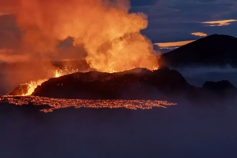 Một ngọn núi lửa 'sơ sinh' đang phun trào ra lốc xoáy - Ảnh 2.