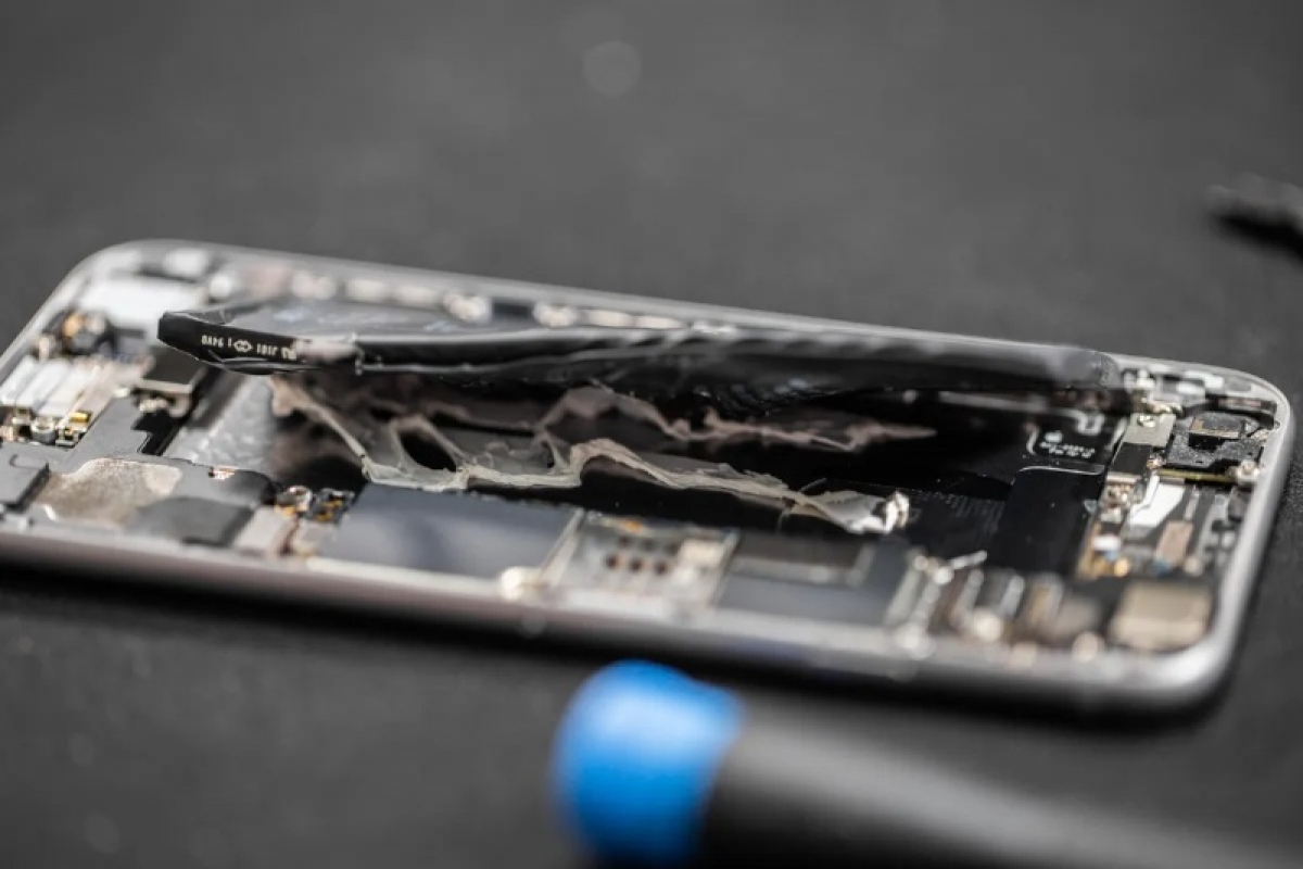 Apple sẽ quyết giữ cho pin iPhone không dễ thay thế - Ảnh 1.