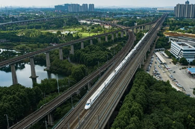 Tham vọng 'khủng' của Trung Quốc: Nối liền mọi thành phố bằng đường sắt cao tốc trên cao, robot tự làm mọi thứ từ sơn đến đổ bê tông - Ảnh 1.