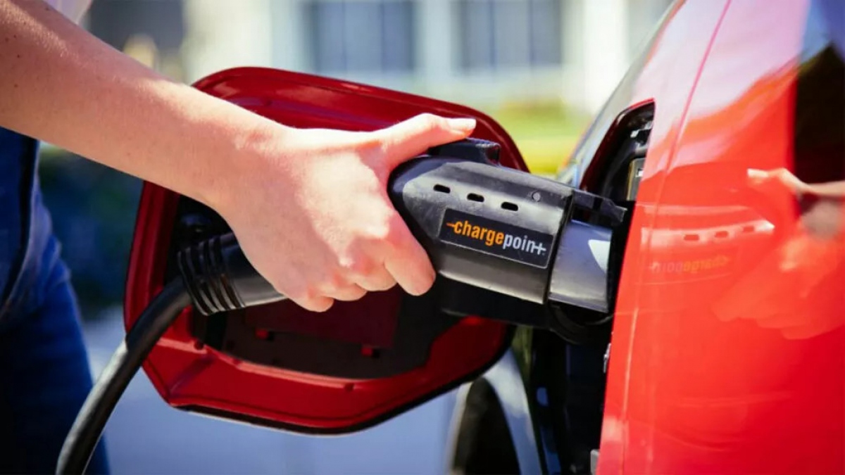 Sạc ô tô điện tốn tiền hơn đổ xăng - Ảnh 1.