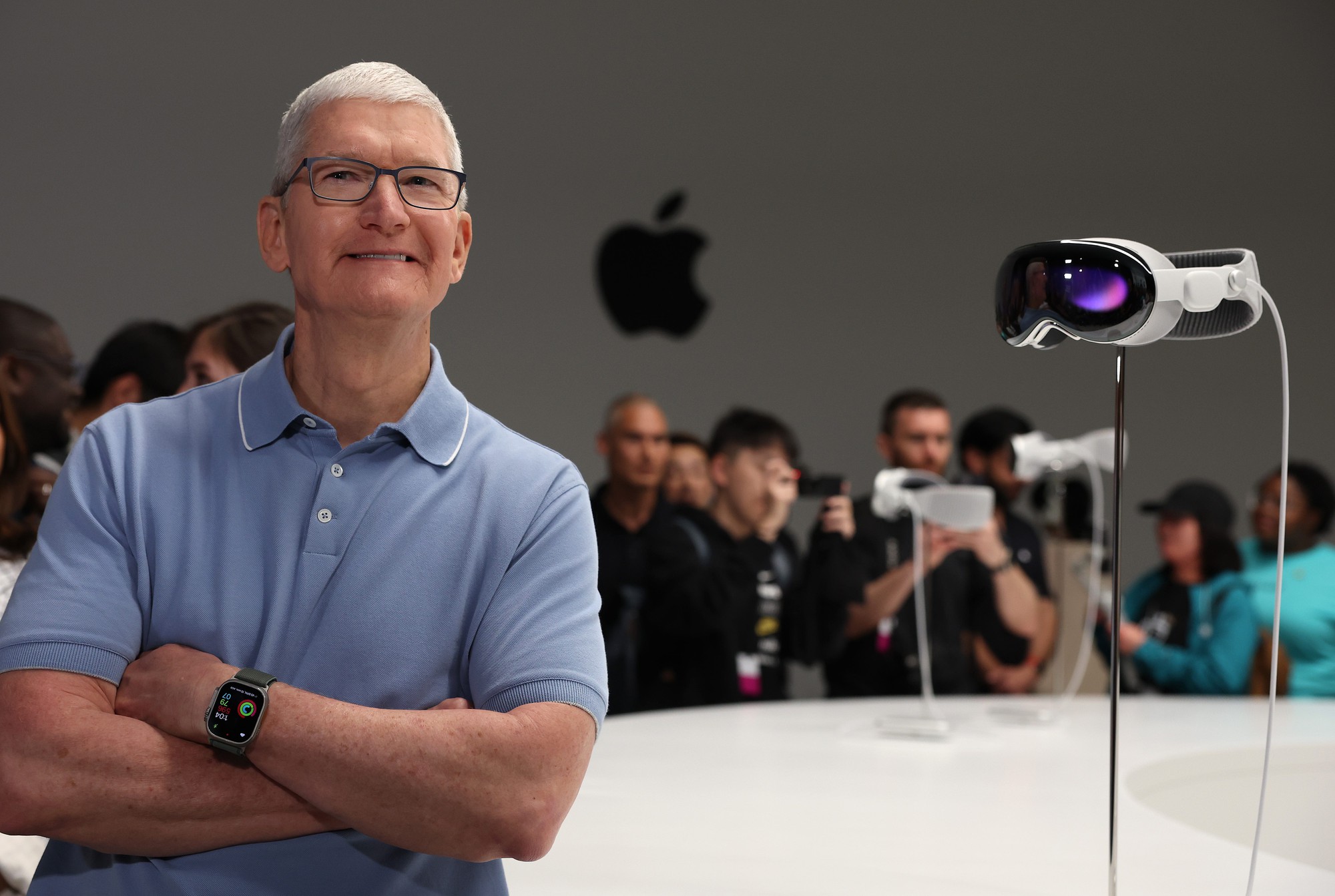 Tuyên bố dùng kính Apple Vision Pro mỗi ngày, CEO Tim Cook bị người dùng nghi &quot;chém gió&quot; vì không làm một điều sau - Ảnh 1.