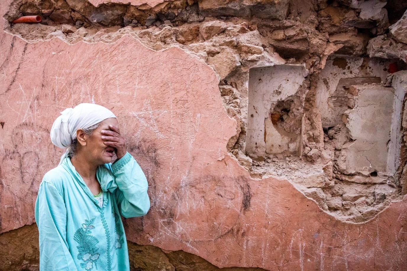 Động đất ở Maroc: Chạy đua với thời gian tìm người sống sót, cảnh hiện trường đổ nát hoang tàn - Ảnh 6.