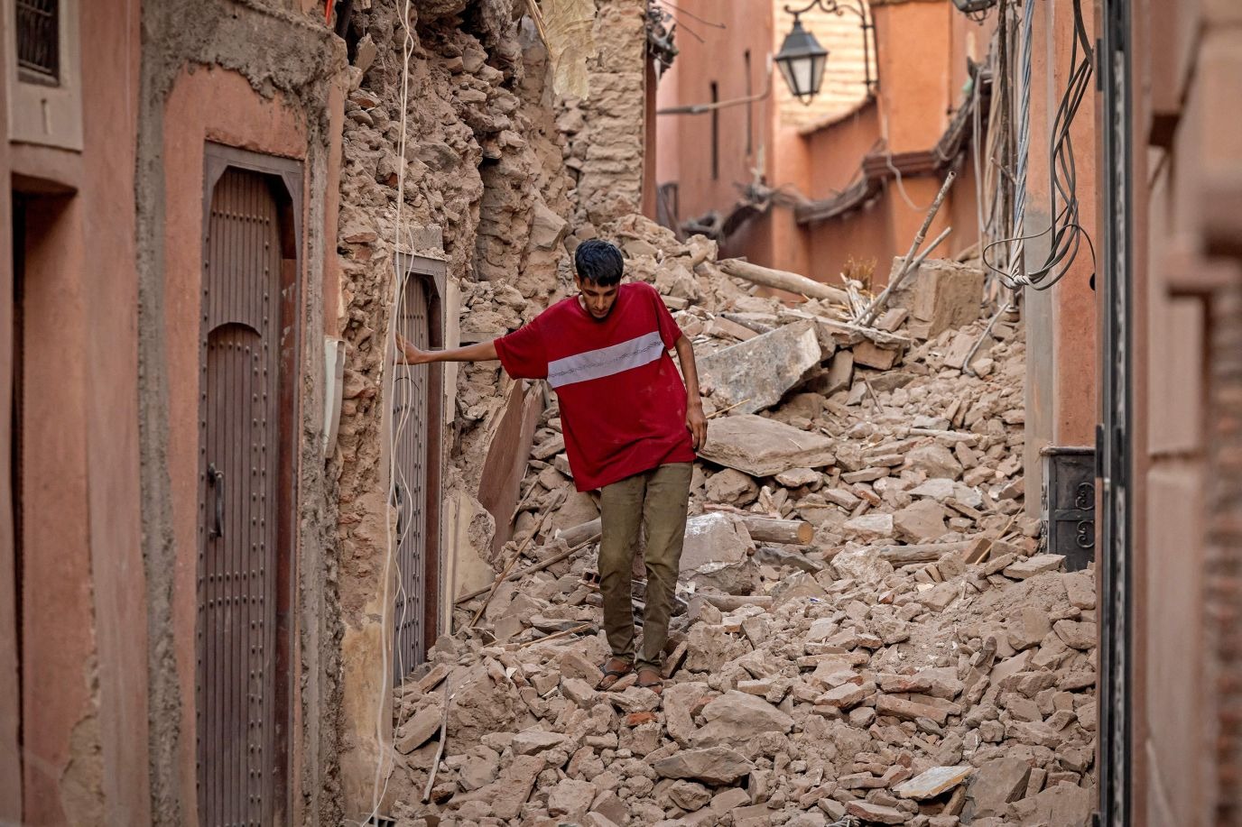 Động đất ở Maroc: Chạy đua với thời gian tìm người sống sót, cảnh hiện trường đổ nát hoang tàn - Ảnh 1.