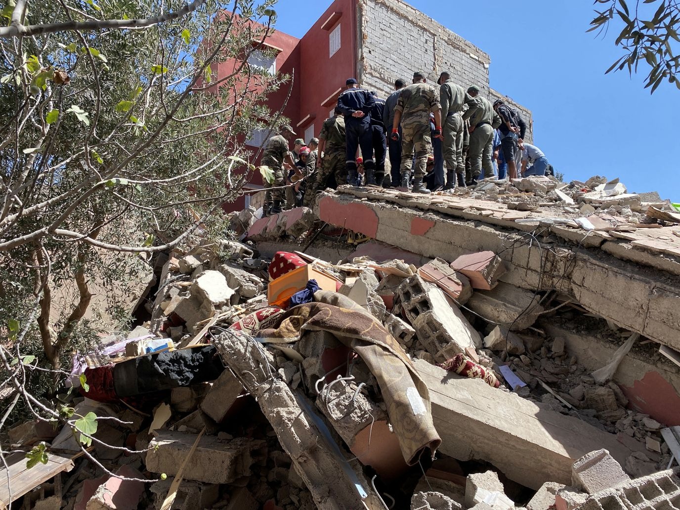 Động đất ở Maroc: Chạy đua với thời gian tìm người sống sót, cảnh hiện trường đổ nát hoang tàn - Ảnh 4.