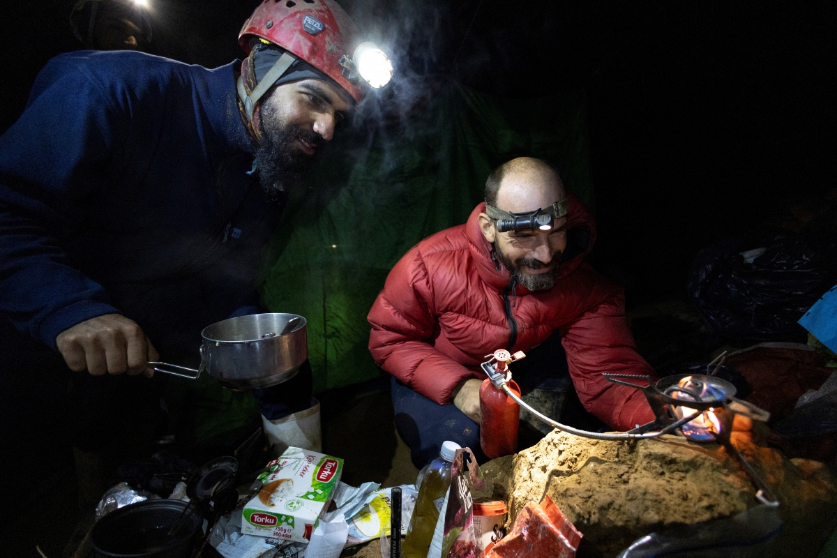 Cập nhật quá trình giải cứu nhà thám hiểm Mỹ mắc kẹt trong hang động Thổ Nhĩ Kỳ - Ảnh 1.