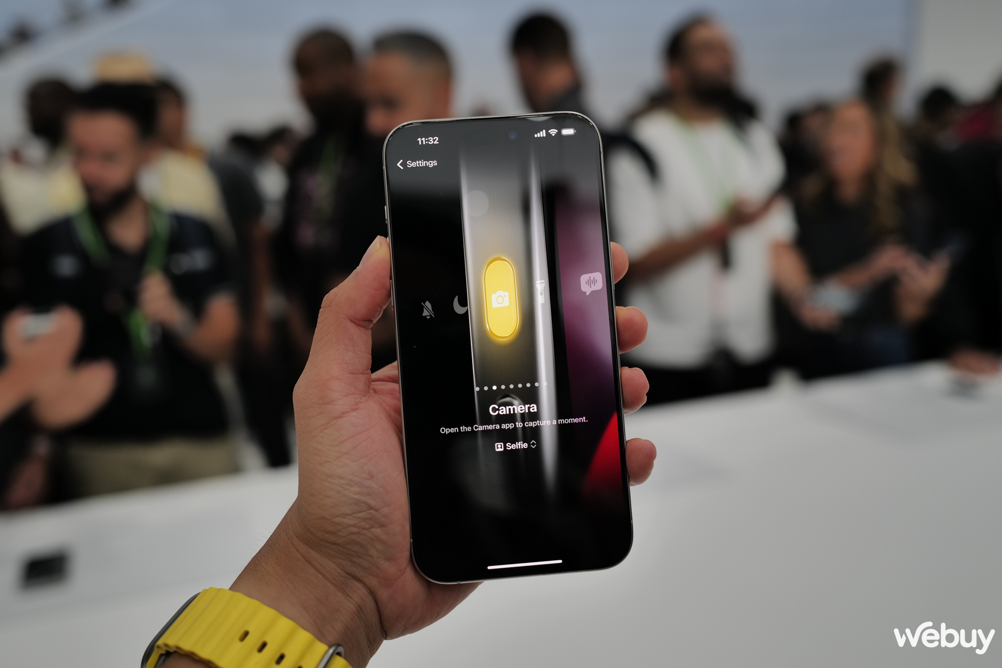 Trên tay iPhone 15 Pro và iPhone 15 Pro Max: Nhẹ hơn rõ rệt, viền mỏng hơn đáng kể, màu Titan mới lạ - Ảnh 8.