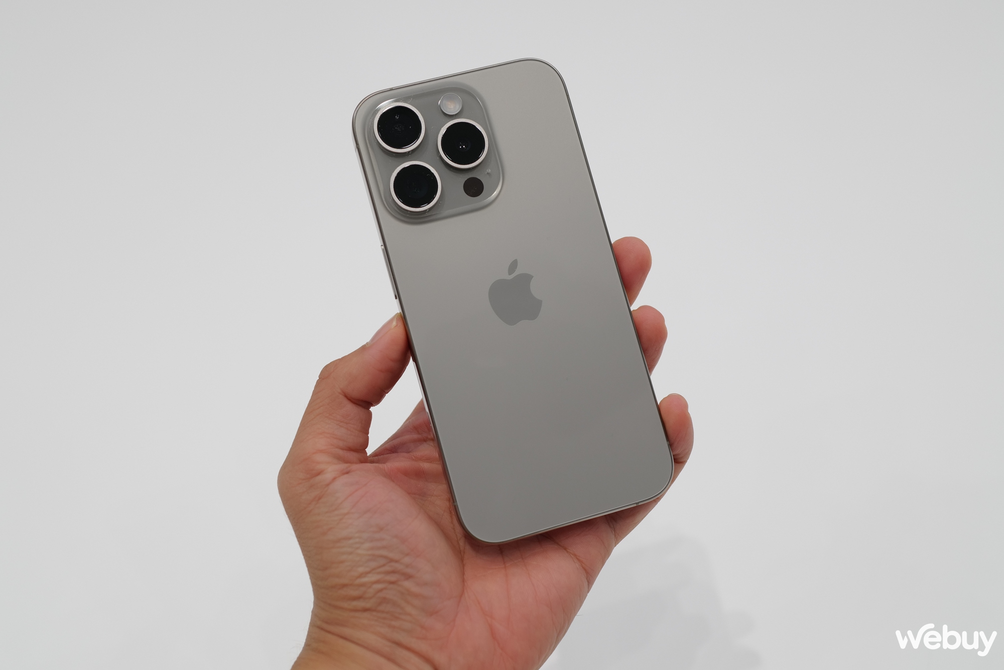 Trên tay iPhone 15 Pro và iPhone 15 Pro Max: Nhẹ hơn rõ rệt, viền mỏng hơn đáng kể, màu Titan mới lạ - Ảnh 5.