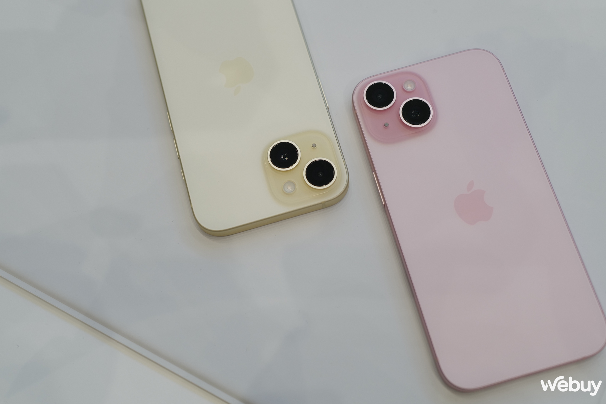 Vẻ đẹp thực tế của iPhone 15 và iPhone 15 Plus: Trải nghiệm Dynamic Island tuyệt đỉnh với 5 màu sắc mới