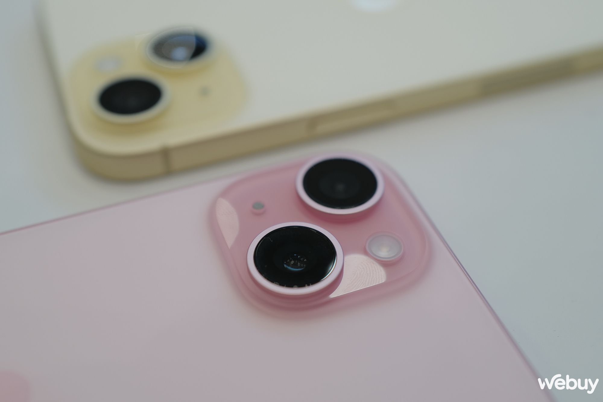 Vẻ đẹp thực tế của iPhone 15 và iPhone 15 Plus: Trải nghiệm Dynamic Island tuyệt đỉnh với 5 màu sắc mới