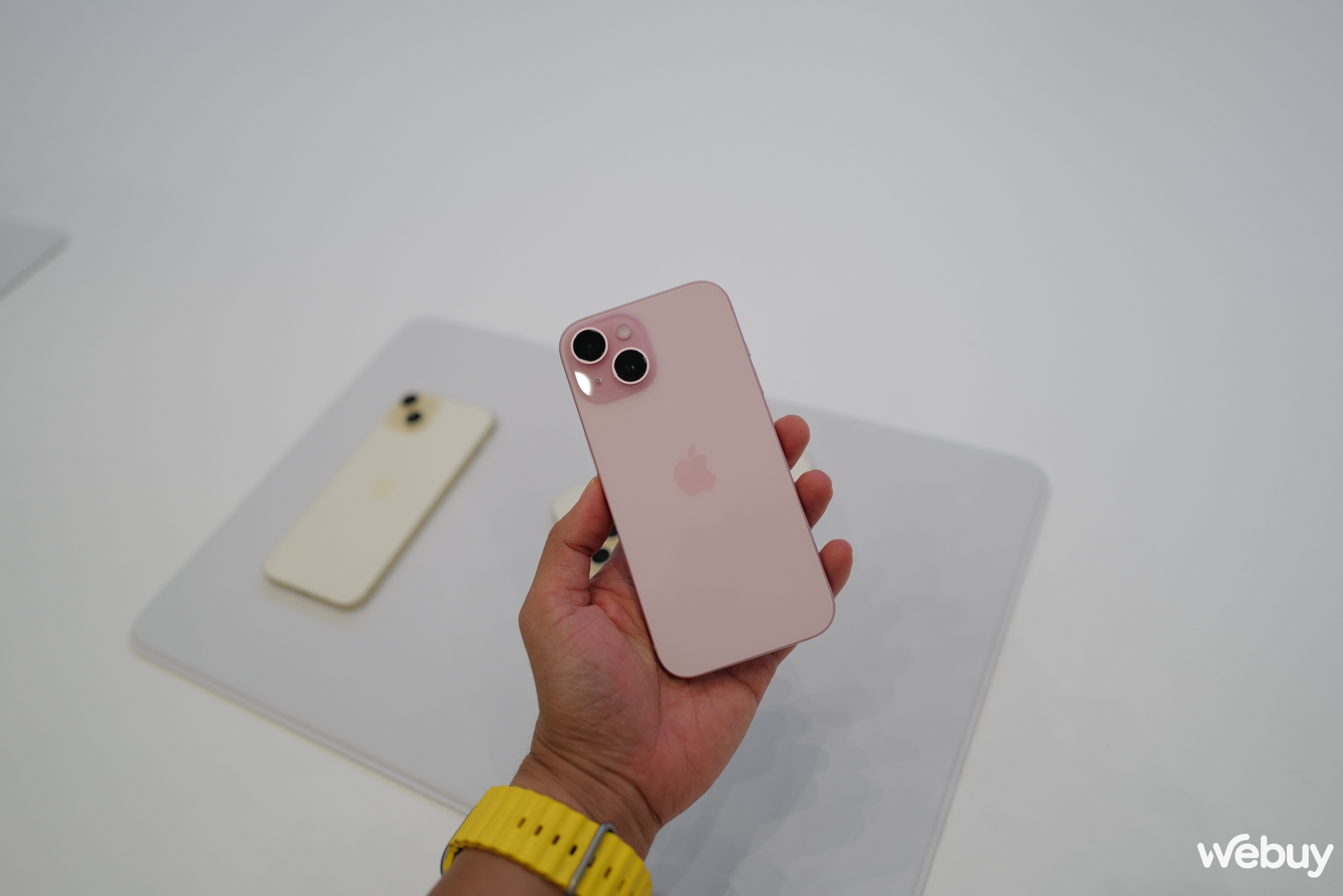 Vẻ đẹp thực tế của iPhone 15 và iPhone 15 Plus: Trải nghiệm Dynamic Island tuyệt đỉnh với 5 màu sắc mới