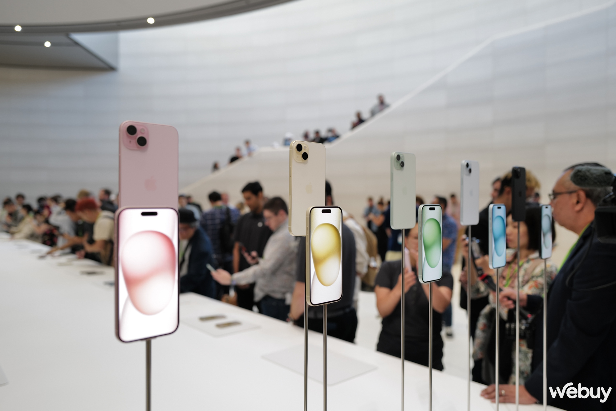 Vẻ đẹp thực tế của iPhone 15 và iPhone 15 Plus: Trải nghiệm Dynamic Island tuyệt đỉnh với 5 màu sắc mới