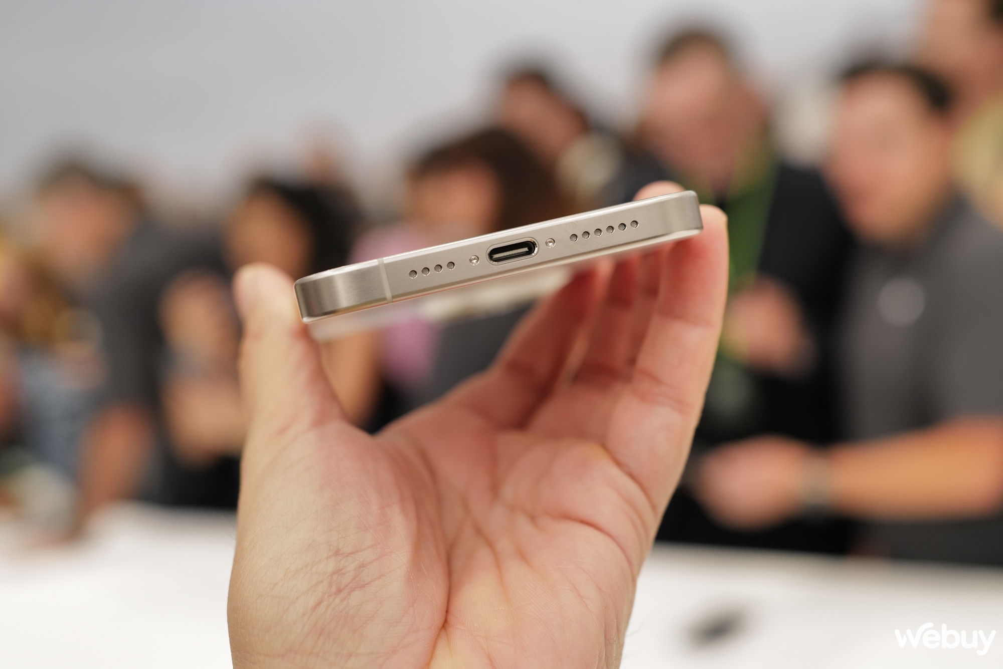 Đổi cổng USB-C cho iPhone 15, Apple gọi iPhone đời cũ là “mớ dây cáp lộn xộn” - Ảnh 1.