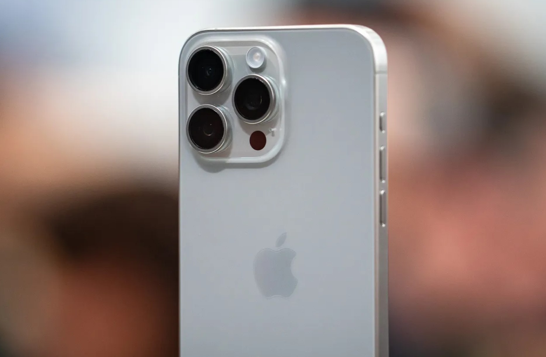 iPhone 15 Pro màu titan trắng.jpg