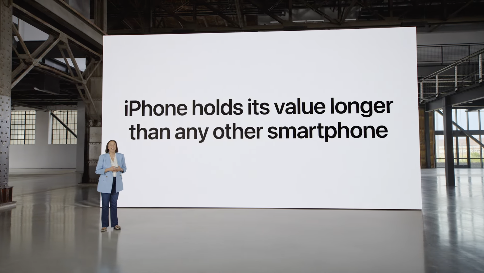 Kinh tế khó khăn, Apple dùng lợi thế “iPhone giữ giá” để thúc khách hàng bỏ qua Android - Ảnh 2.