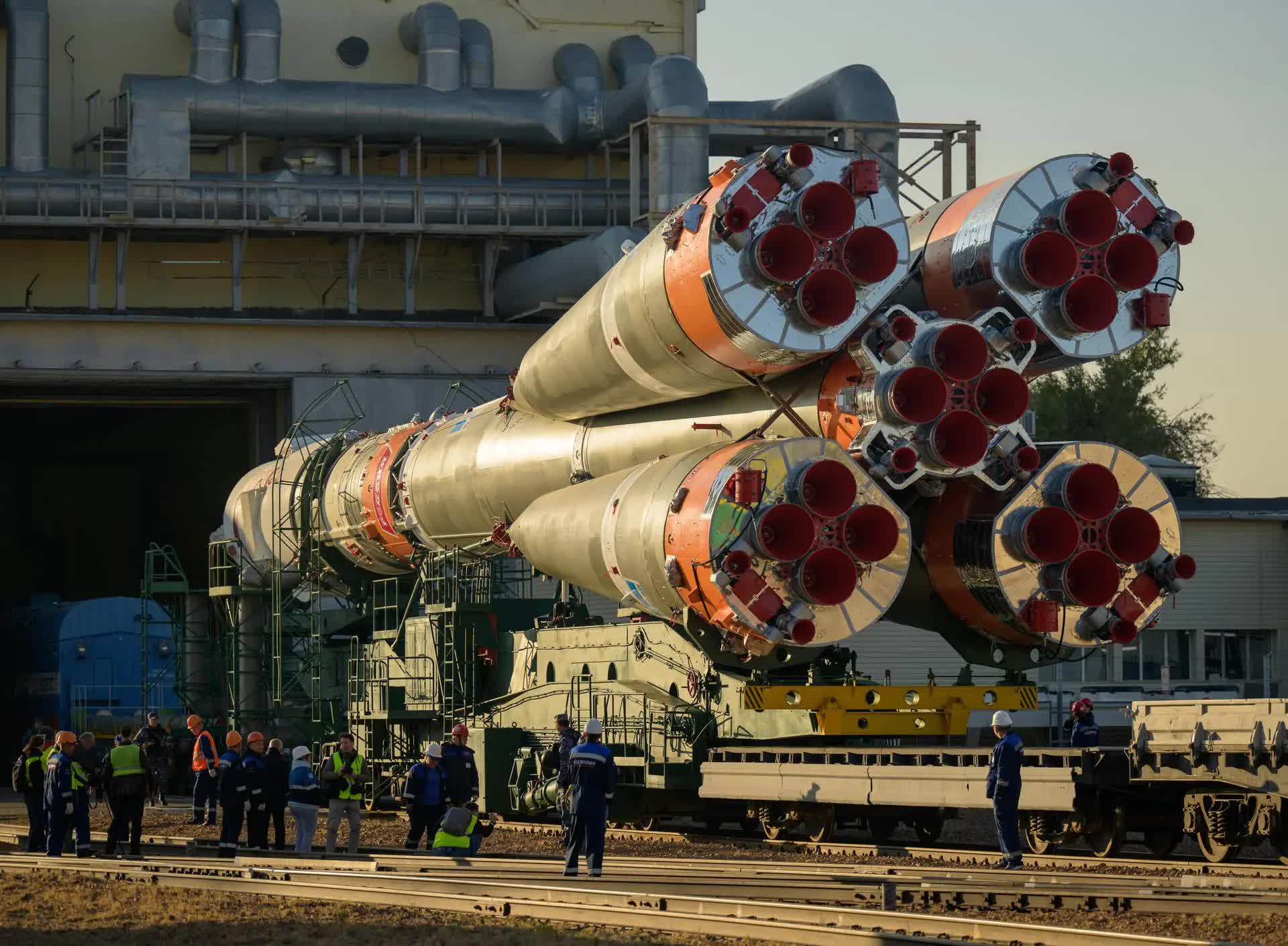 Bộ ảnh quyền lực: Nga nâng tên lửa Soyuz lên bệ, sắp có chuyến bay lịch sử - Ảnh 1.