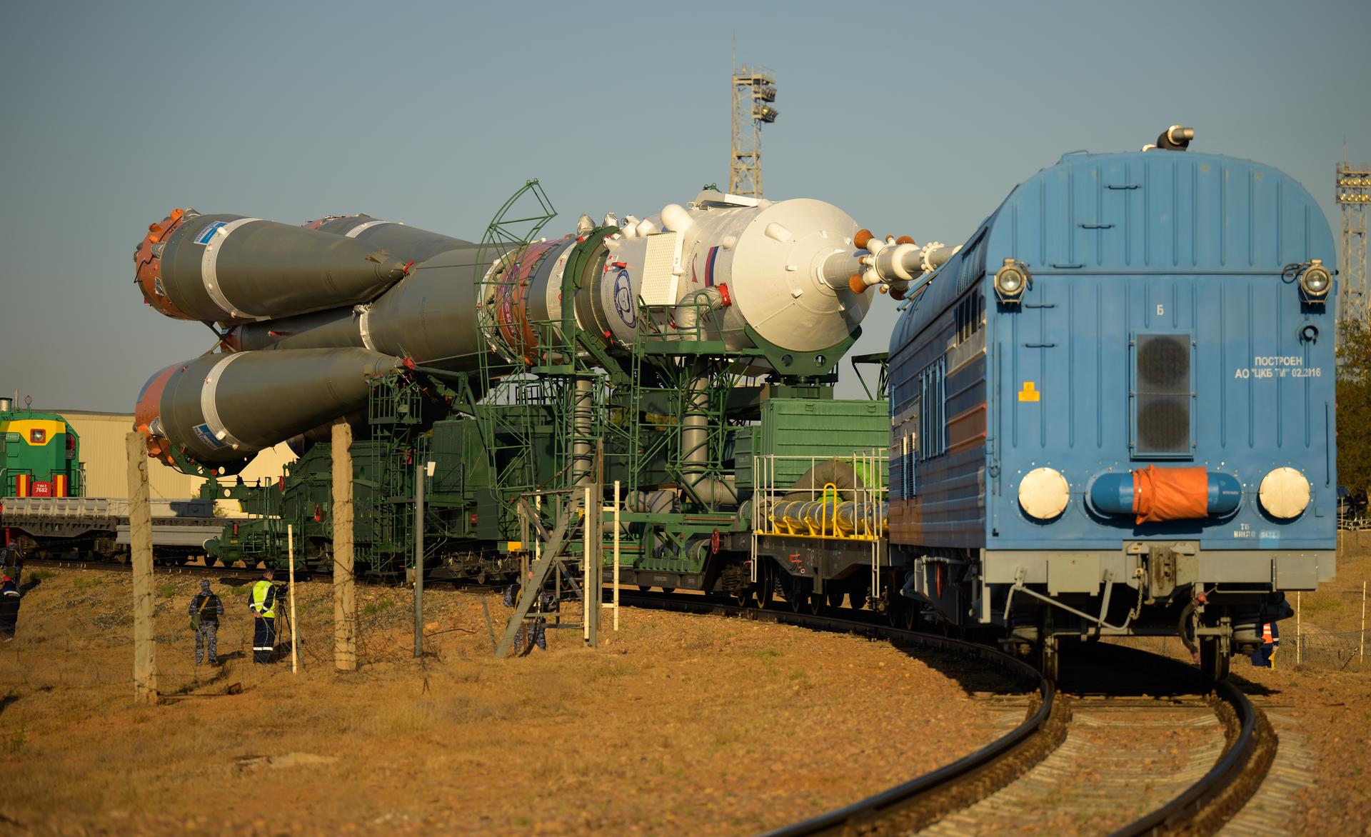 Bộ ảnh quyền lực: Nga nâng tên lửa Soyuz lên bệ, sắp có chuyến bay lịch sử - Ảnh 3.