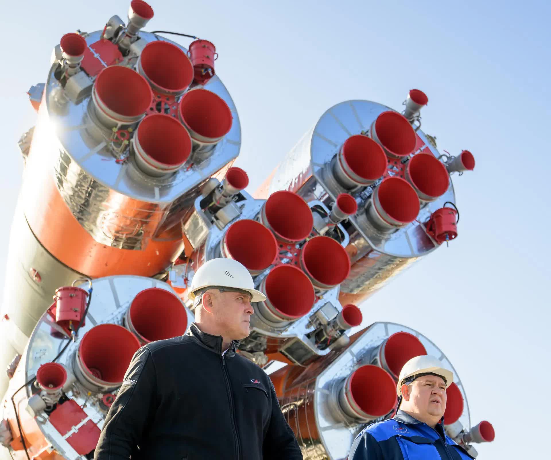 Bộ ảnh quyền lực: Nga nâng tên lửa Soyuz lên bệ, sắp có chuyến bay lịch sử - Ảnh 4.
