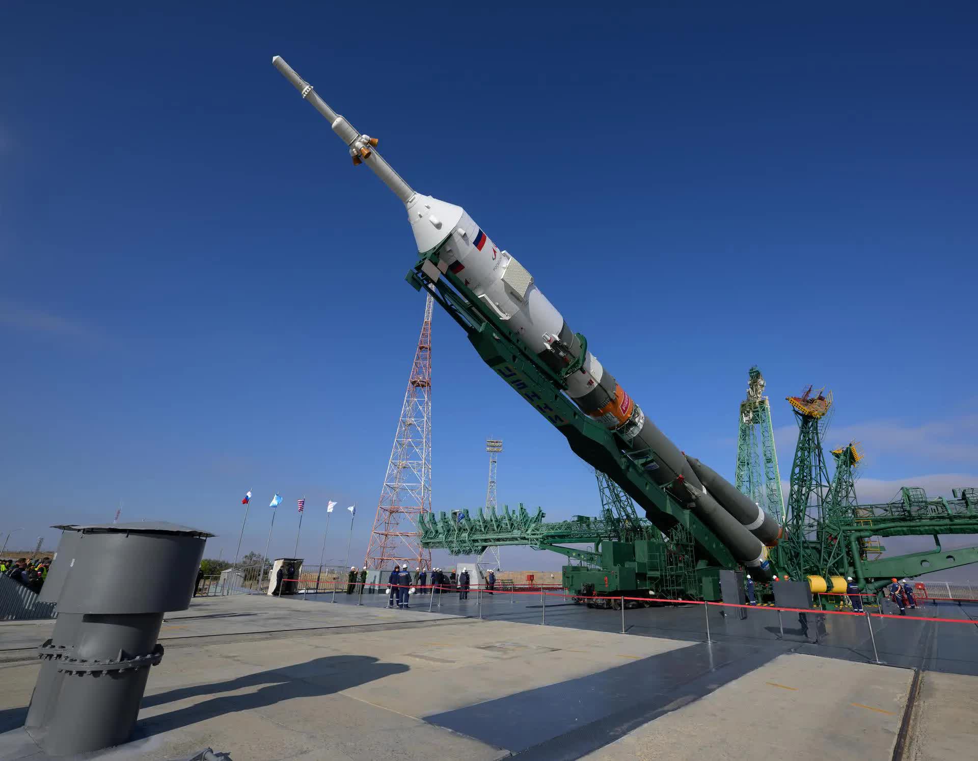 Bộ ảnh quyền lực: Nga nâng tên lửa Soyuz lên bệ, sắp có chuyến bay lịch sử - Ảnh 5.