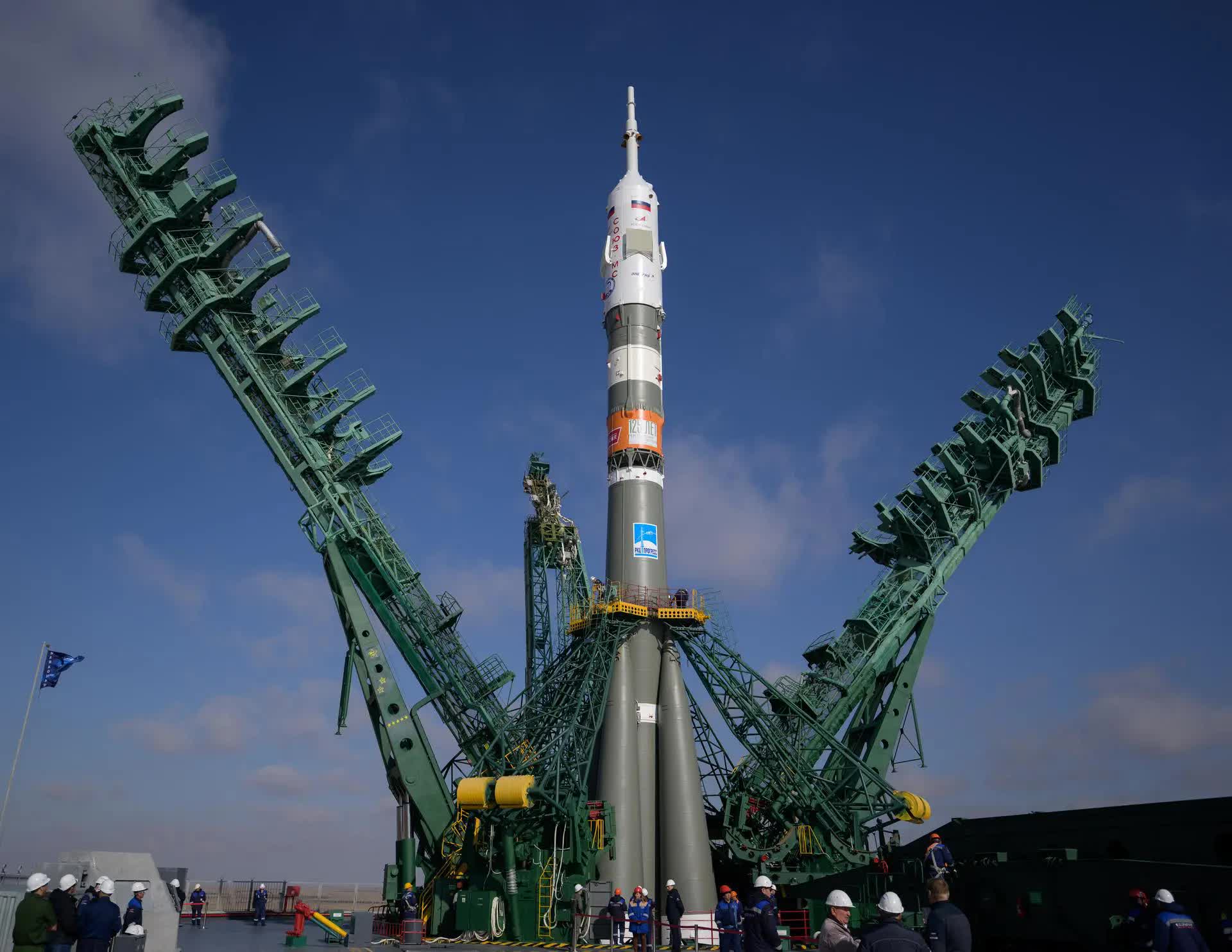 Bộ ảnh quyền lực: Nga nâng tên lửa Soyuz lên bệ, sắp có chuyến bay lịch sử - Ảnh 6.