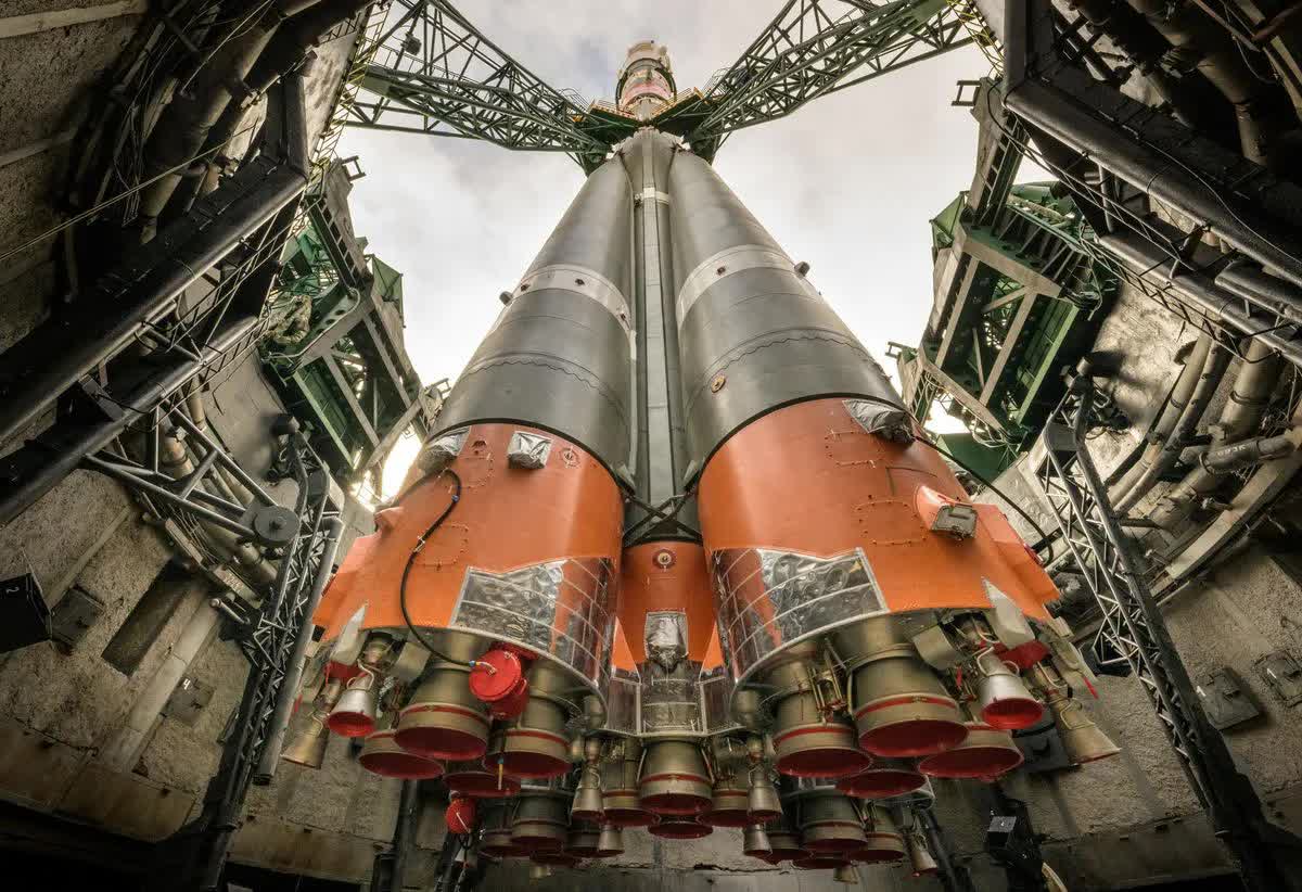 Bộ ảnh quyền lực: Nga nâng tên lửa Soyuz lên bệ, sắp có chuyến bay lịch sử - Ảnh 8.