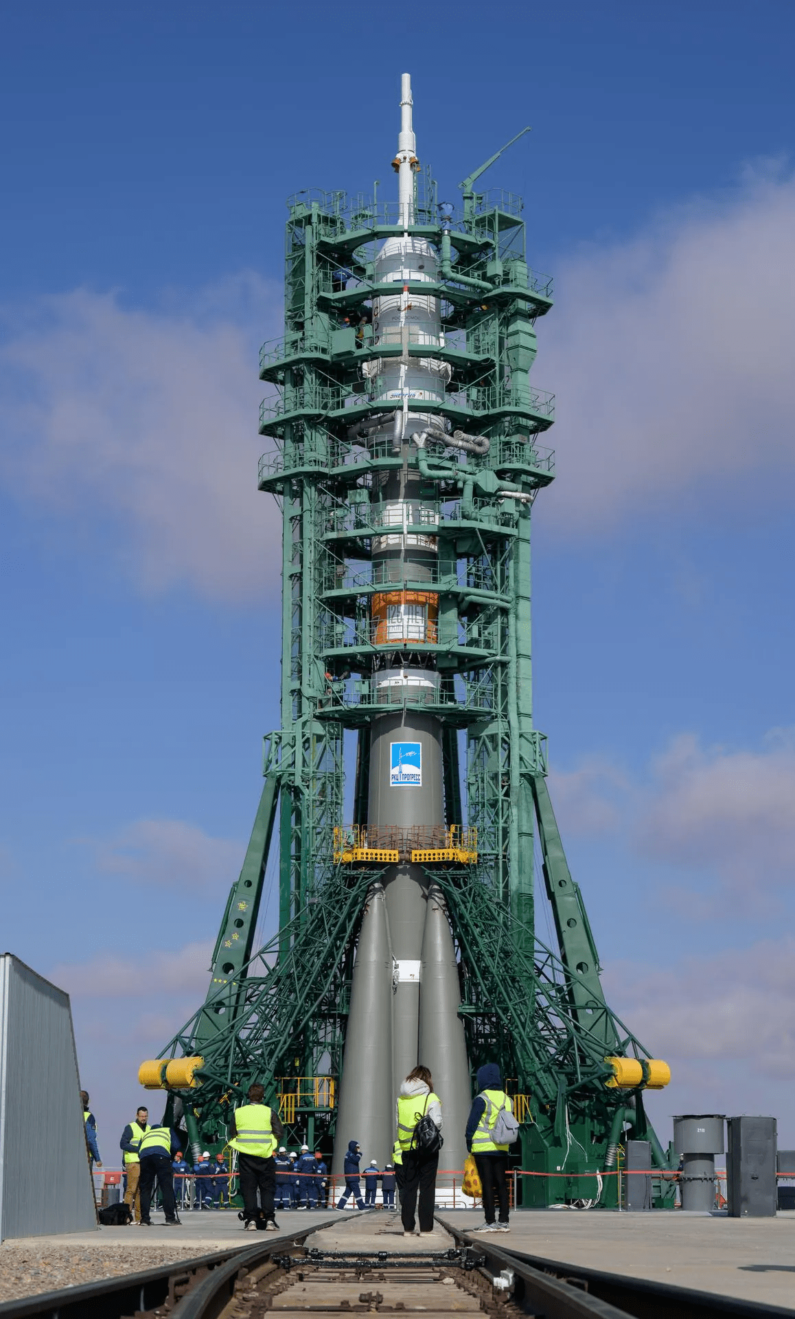 Bộ ảnh quyền lực: Nga nâng tên lửa Soyuz lên bệ, sắp có chuyến bay lịch sử - Ảnh 7.