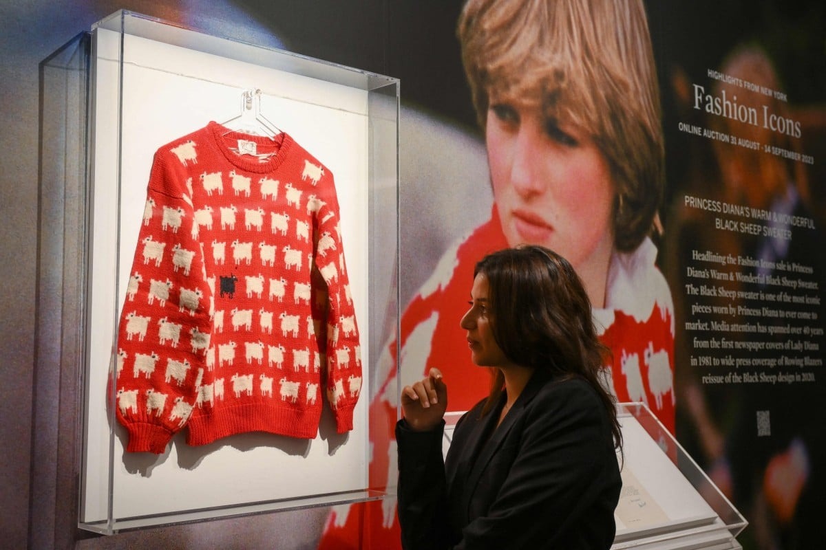 Có gì đặc biệt ở chiếc áo len màu đỏ của cố Vương phi Diana được bán giá hơn 27 tỷ VNĐ? - Ảnh 1.