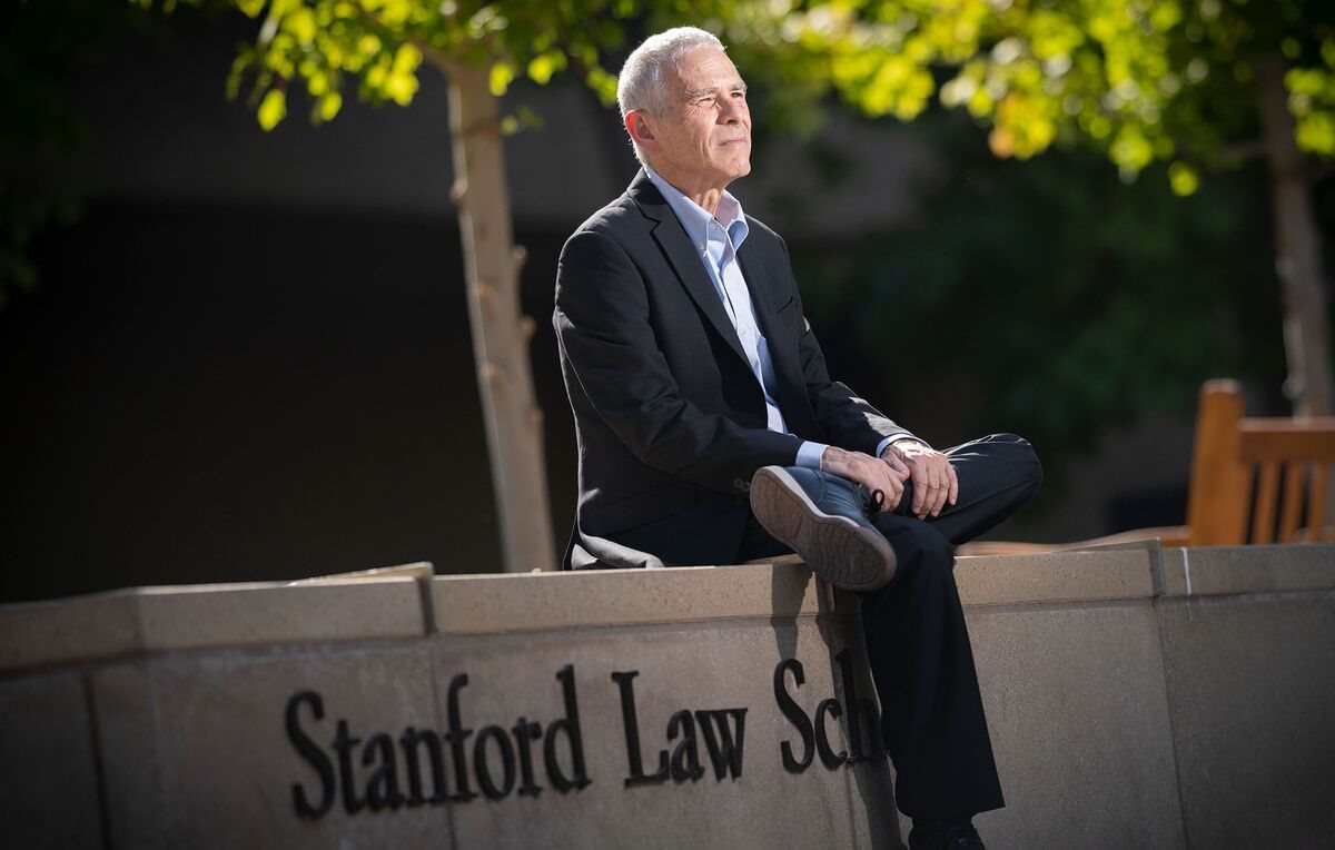 Thân thế khủng của bố mẹ 'tội đồ' Sam Bankman-Fried: Giáo sư luật Stanford, quen nhân viên SEC, giúp FTX vượt qua mọi rào cản pháp lý - Ảnh 2.