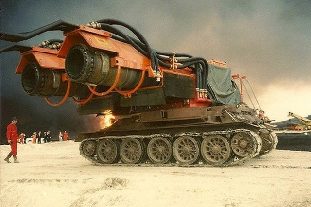 ‘Chiến thần’ xe cứu hỏa mạnh nhất thế giới: &quot;Con lai&quot; của xe tăng và máy bay phản lực, nước phun khỏi vòi nhanh hơn tốc độ âm thanh, ngọn lửa cao hơn 91 mét vẫn dập tắt dễ dàng - Ảnh 2.