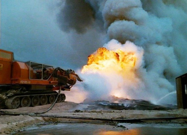 ‘Chiến thần’ xe cứu hỏa mạnh nhất thế giới: &quot;Con lai&quot; của xe tăng và máy bay phản lực, nước phun khỏi vòi nhanh hơn tốc độ âm thanh, ngọn lửa cao hơn 91 mét vẫn dập tắt dễ dàng - Ảnh 4.