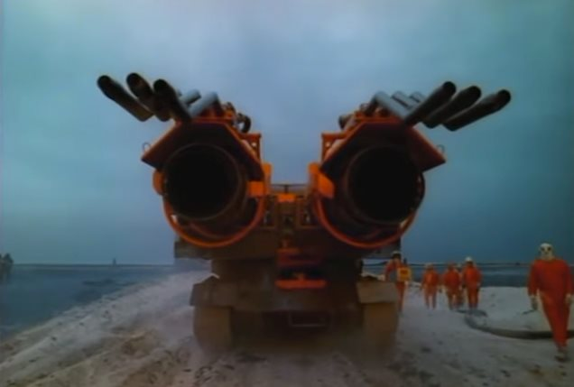 ‘Chiến thần’ xe cứu hỏa mạnh nhất thế giới: &quot;Con lai&quot; của xe tăng và máy bay phản lực, nước phun khỏi vòi nhanh hơn tốc độ âm thanh, ngọn lửa cao hơn 91 mét vẫn dập tắt dễ dàng - Ảnh 3.