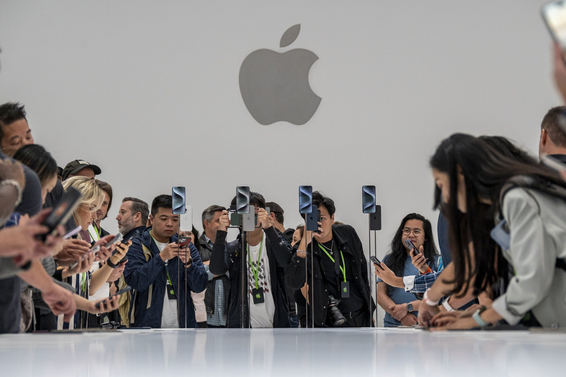 Khởi đầu mờ nhạt của iPhone 15 tại Việt Nam: Lượt thảo luận chỉ bằng một nửa iPhone 14, người dùng lưỡng lự chuyện &quot;lên đời&quot; - Ảnh 1.