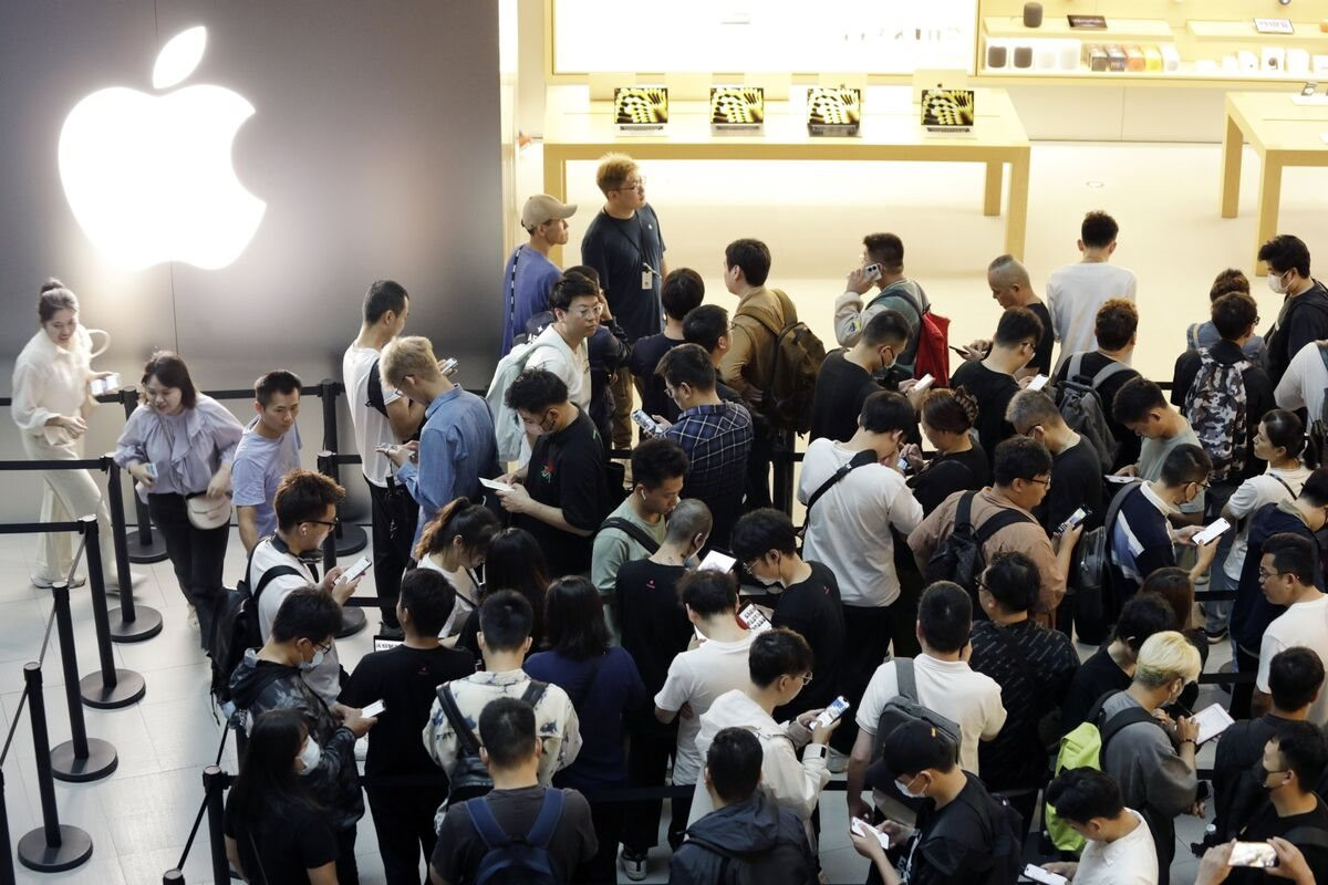 Apple vẫn chứng tỏ đẳng cấp: Hàng dài xếp hàng mua iPhone 15, đến người thất nghiệp cũng chịu chi hơn 1.000 USD - Ảnh 3.