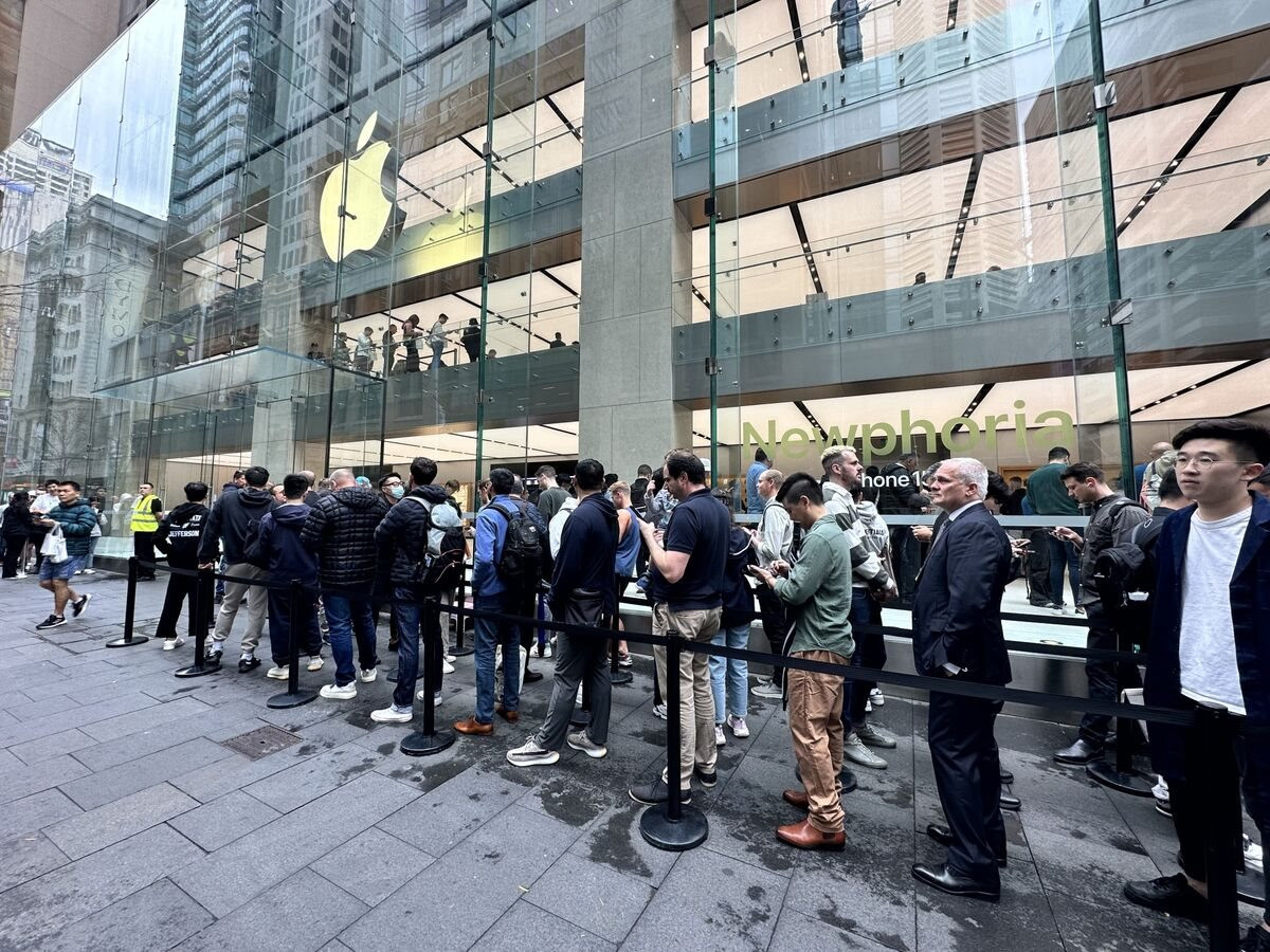 Apple vẫn chứng tỏ đẳng cấp: Hàng dài xếp hàng mua iPhone 15, đến người thất nghiệp cũng chịu chi hơn 1.000 USD - Ảnh 1.