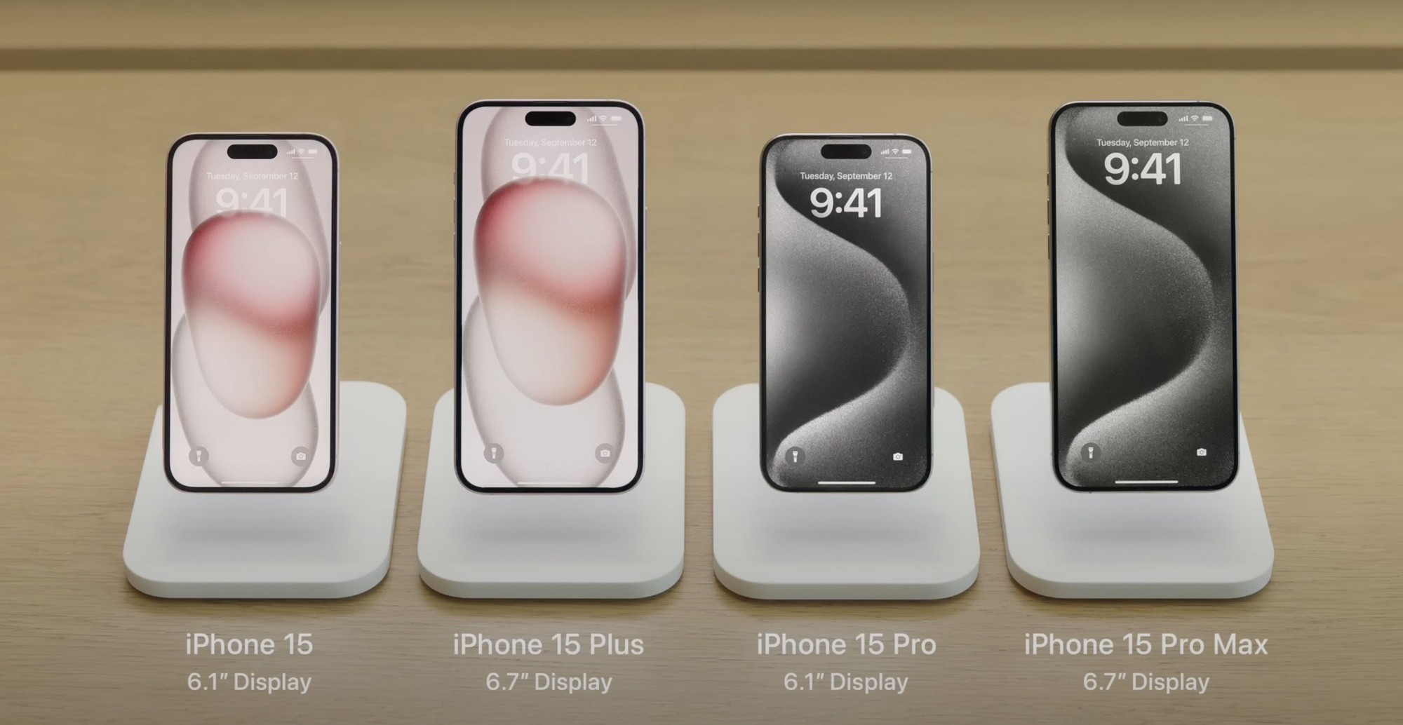 Nhìn vào bức ảnh này: Nếu không đọc chú thích, bạn có phân biệt được từng mẫu iPhone 15 hay không? - Ảnh 1.