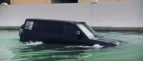 Ông trùm xe điện Trung Quốc trình diễn mẫu xe ‘bơi như thuyền’ trên mặt nước, quay 360 độ như xe tăng - Ảnh 3.