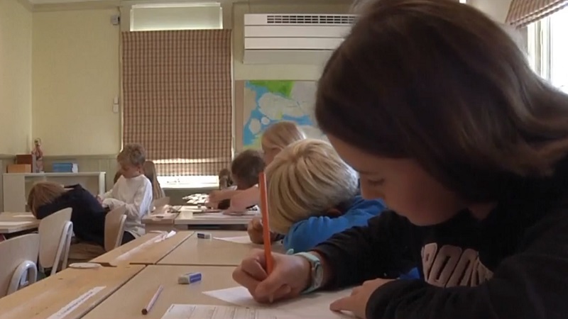 Thụy Điển giảm sử dụng màn hình điện tử tại trường học - Ảnh 1.