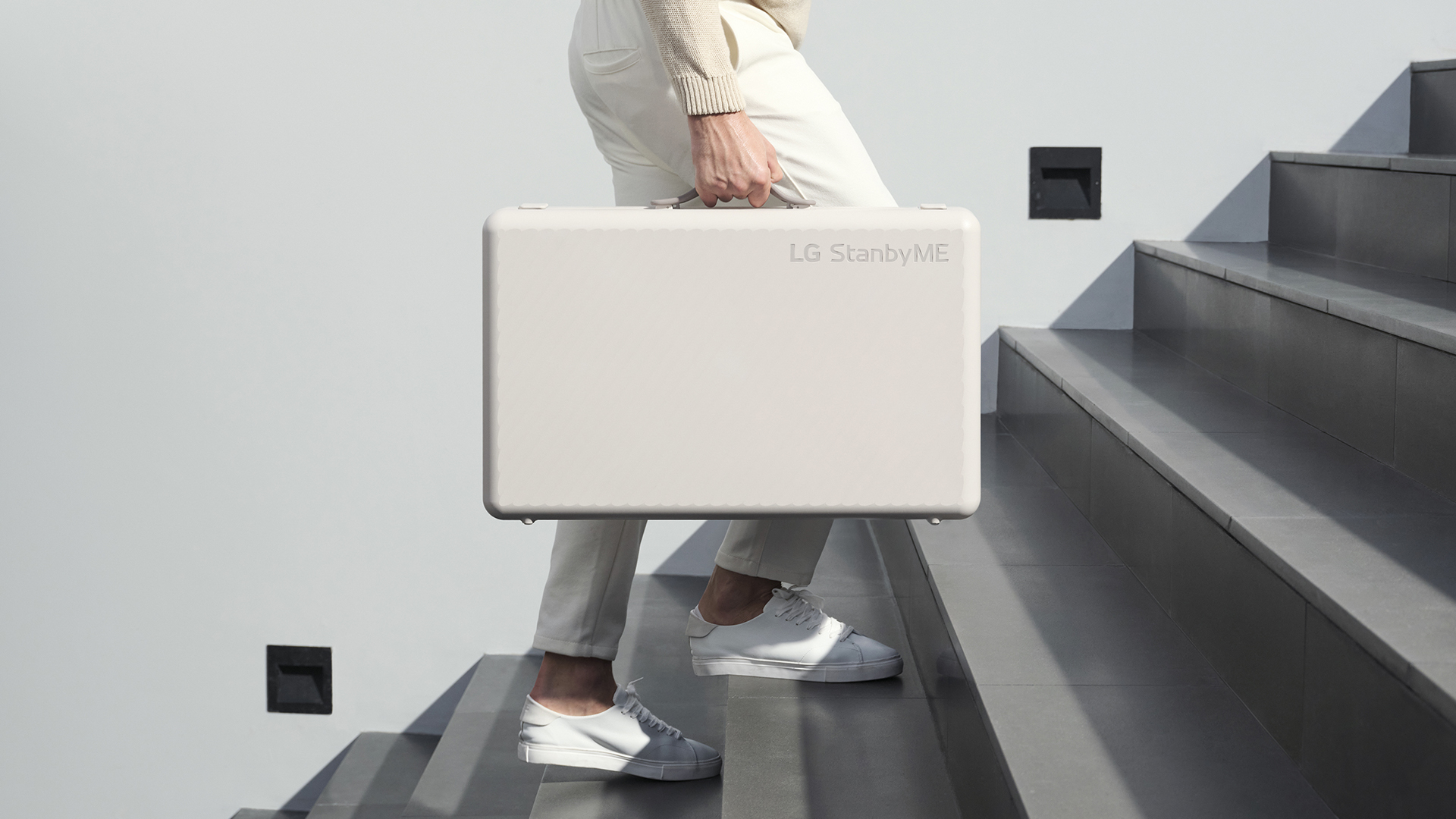 LG ra mắt thiết bị giải trí di động StanbyME Go với hình dáng như chiếc vali - Ảnh 3.
