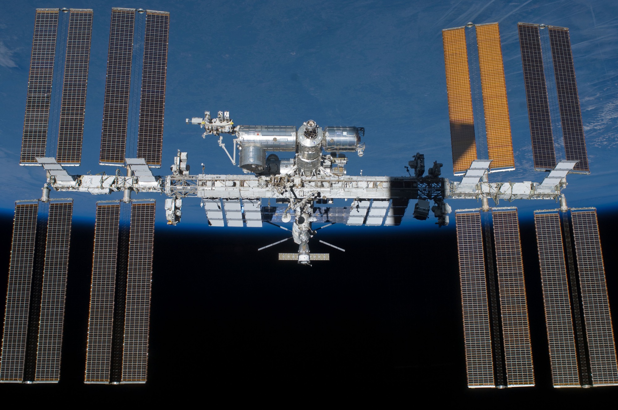 Hé lộ kế hoạch 'kéo' trạm vũ trụ quốc tế ISS về Trái Đất để phá hủy của NASA - Ảnh 1.