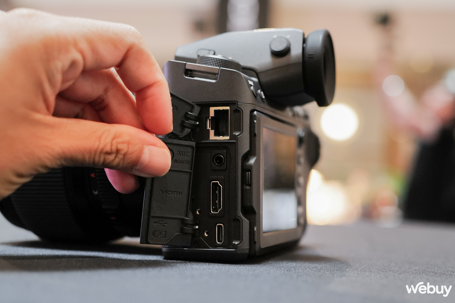 Trên tay máy ảnh Fujifilm GFX100 II: Cảm biến Medium Format 102MP, nâng cấp khả năng lấy nét - Ảnh 8.