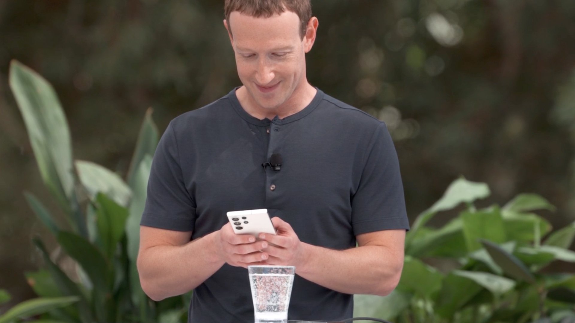 Giữa 'cơn sốt' iPhone 15, Mark Zuckerberg lại sử dụng Galaxy S23 Ultra để làm một việc quan trọng - Ảnh 1.