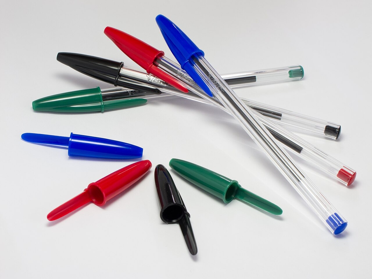 Không thay đổi thiết kế sau hơn 7 thập kỷ, chiếc bút bi BIC Cristal là minh chứng cho một sản phẩm hoàn hảo - Ảnh 1.