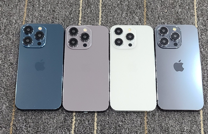 Hình ảnh mới nhất của iPhone 15 Pro lộ diện: 4 màu sắc siêu sang, thiết kế có thay đổi lạ - Ảnh 1.