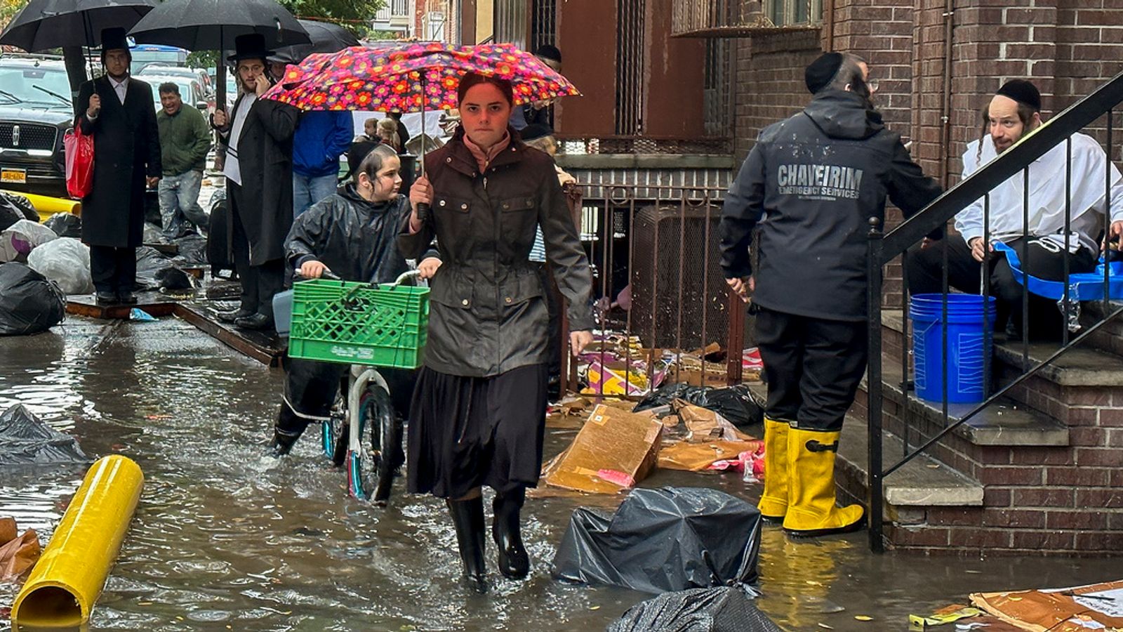 Mỹ ban bố tình trạng khẩn cấp vì ngập lụt nghiêm trọng ở New York - Ảnh 4.