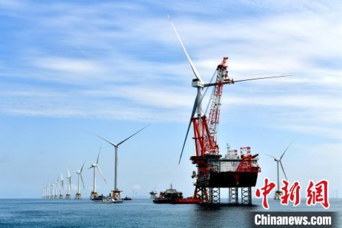 Trung Quốc tận dụng bão để phát điện gió trên biển lập kỷ lục - Ảnh 1.