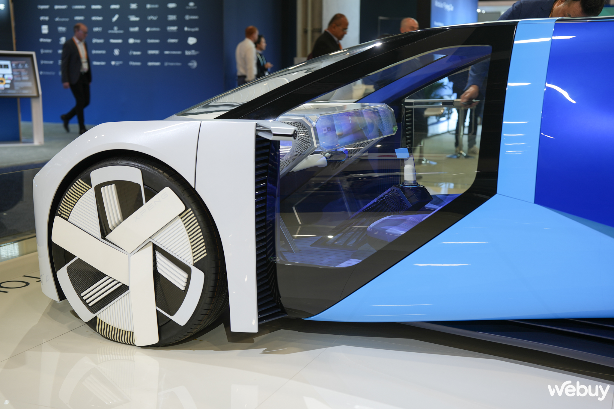 Cận cảnh xe điện bay Xpeng AeroHT tại CES 2024: Kiểu dáng thể thao, cánh quạt được giấu hoàn hảo trong thân xe- Ảnh 5.